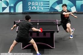 六台：维尼修斯训练中脚部不适找队医治疗，随后回归球队训练